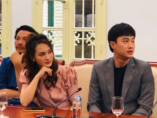 Nhận bằng khen của Bộ VH-TT-DL, Bảo Thanh hỏi Bộ trưởng đã xem bao nhiêu tập phim Về nhà đi con? - Ảnh 1.