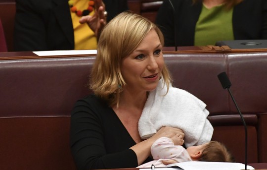 Chủ tịch Quốc hội New Zealand cho đứa bé bú tại nghị trường - Ảnh 3.