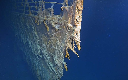 Con tàu Titanic huyền thoại đang tan rã vào đại dương - Ảnh 1.