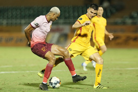 Cầu thủ Thanh Hoá khóc nức nở sau trận thua Sài Gòn FC - Ảnh 4.
