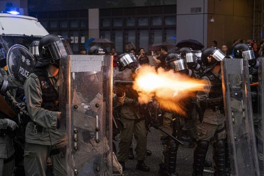 Cảnh sát Hồng Kông nổ súng, dùng vòi rồng trấn áp người biểu tình - Ảnh 1.