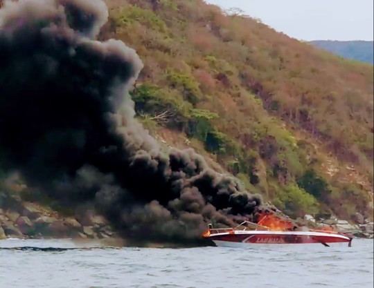 Ca nô đưa khách tham quan vịnh Nha Trang bốc cháy ngùn ngụt, 2 người phỏng nặng - Ảnh 1.