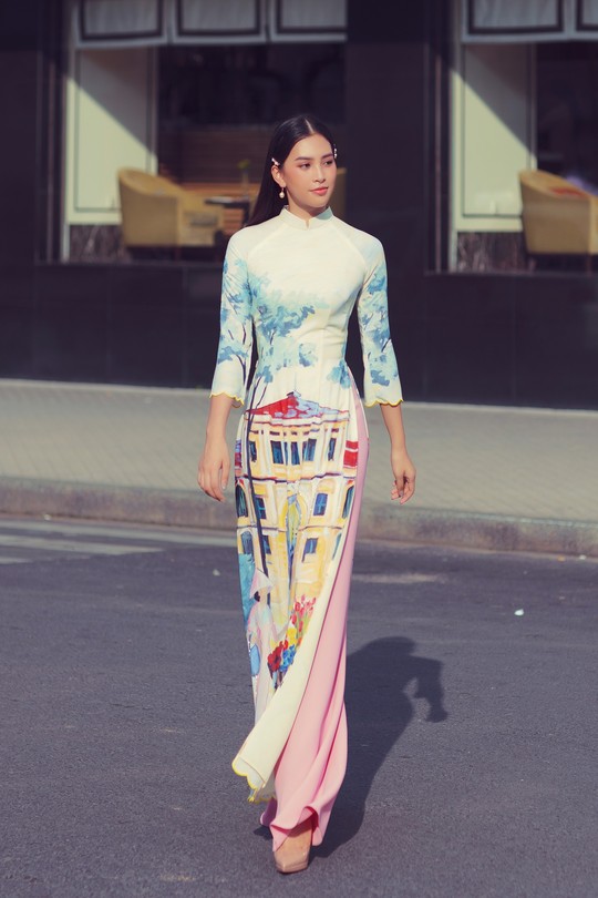 Hoa hậu Tiểu Vy lên hương sau 1 năm đăng quang - Ảnh 2.