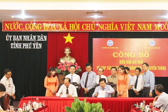 LienVietPostBank hợp tác tỉnh Phú Yên thúc đẩy thanh toán không tiền mặt - Ảnh 1.