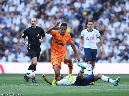 Tottenham thua sốc sân nhà, Man City trở lại ngôi nhì Ngoại hạng - Ảnh 4.