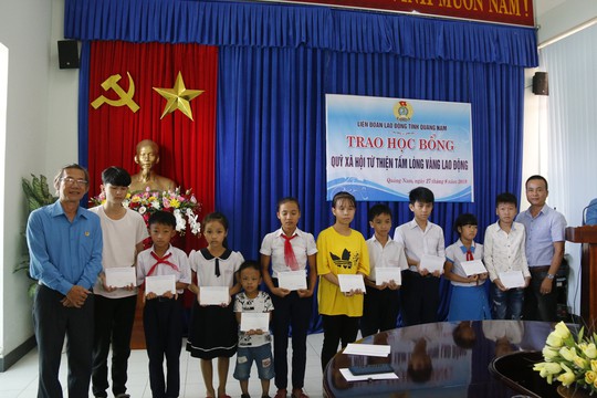 LĐLĐ Quảng Nam trao học bổng cho con công nhân - Ảnh 1.