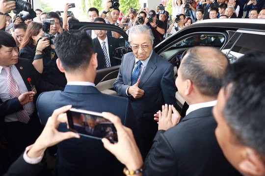 Thủ tướng Malaysia lái thử xe Vinfast ở tốc độ 100 km/giờ - Ảnh 3.