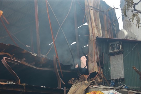 Cận cảnh tan hoang sau vụ cháy 6.000 m2 kho xưởng tại Công ty Bóng đèn phích nước Rạng Đông - Ảnh 2.