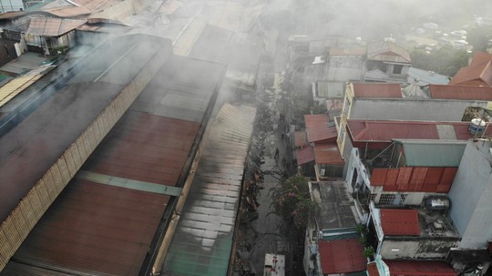 Cận cảnh tan hoang sau vụ cháy 6.000 m2 kho xưởng tại Công ty Bóng đèn phích nước Rạng Đông - Ảnh 10.