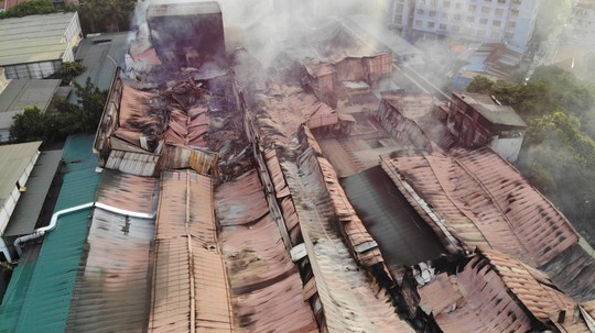 Cận cảnh tan hoang sau vụ cháy 6.000 m2 kho xưởng tại Công ty Bóng đèn phích nước Rạng Đông - Ảnh 12.