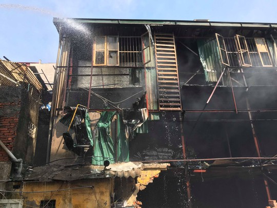 Cận cảnh tan hoang sau vụ cháy 6.000 m2 kho xưởng tại Công ty Bóng đèn phích nước Rạng Đông - Ảnh 6.