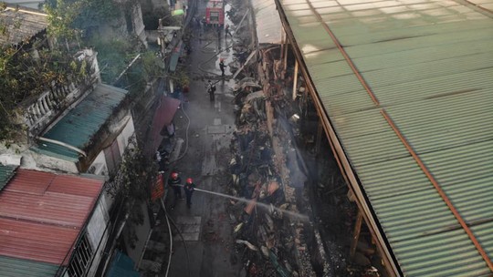 Cận cảnh tan hoang sau vụ cháy 6.000 m2 kho xưởng tại Công ty Bóng đèn phích nước Rạng Đông - Ảnh 11.