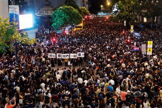 Hồng Kông: Hàng ngàn công chức bất chấp cảnh báo, tham gia biểu tình - Ảnh 1.
