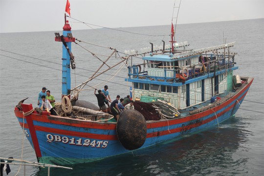 Cận cảnh lai dắt tàu cá cùng 14 thuyền viên gặp nạn trên biển - Ảnh 3.