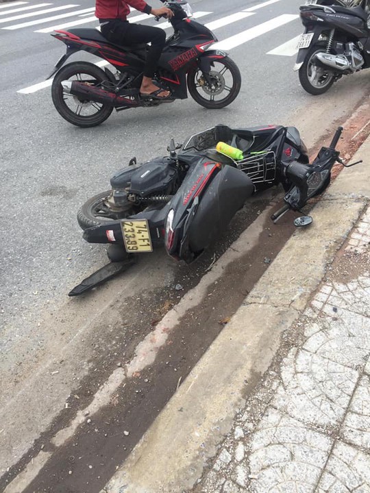 Xe máy tự gây tai nạn, 2 người chết, 1 người bị thương - Ảnh 1.