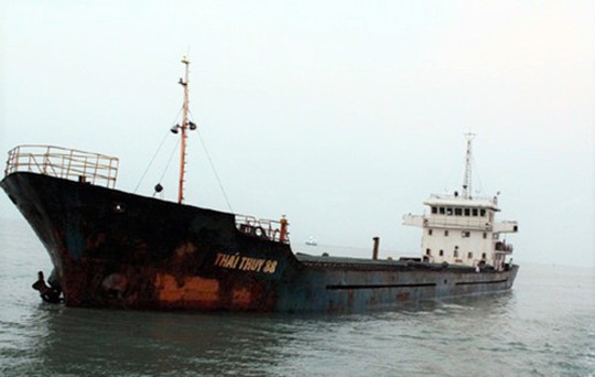 Tàu hàng bị chìm, 10 thuyền viên vẫn mất tích trên biển Thừa Thiên- Huế - Ảnh 1.