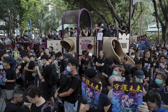 Hồng Kông: Cảnh sát và người biểu tình chơi mèo vờn chuột - Ảnh 1.