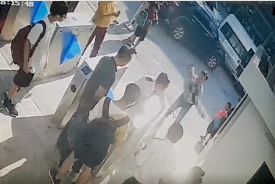 Xót xa cảnh phát hiện học sinh lớp 1 trường quốc tế ở Hà Nội cứng người trên ô tô - Ảnh 1.