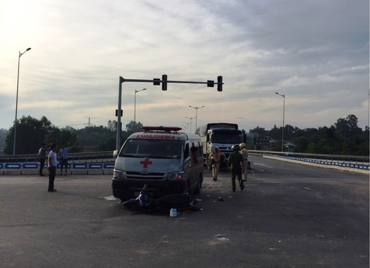 Đà Nẵng: Xe cứu thương chở quan tài tông xe máy, 2 người nguy kịch - Ảnh 2.