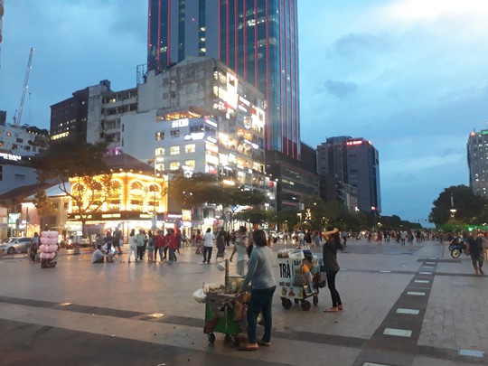 Cận cảnh cuộc rượt đuổi quanh phố đi bộ Nguyễn Huệ - Ảnh 1.