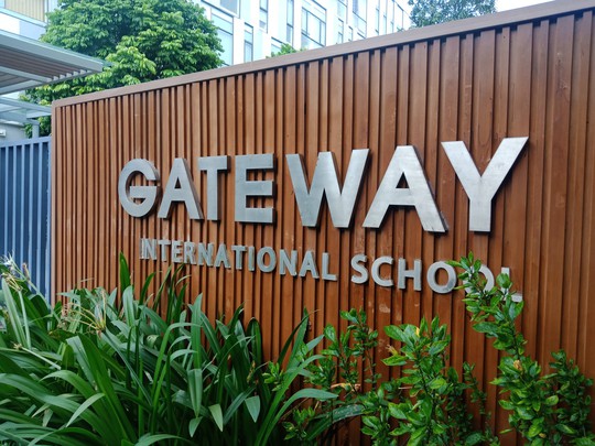 Vụ học sinh trường Gateway tử vong: Khám nghiệm hiện trường, thu thập dấu vết trên xe đưa đón - Ảnh 3.