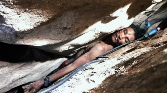 Giải cứu một người Campuchia sau 4 ngày bị kẹt trong đá - Ảnh 1.
