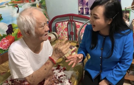 Bộ trưởng Nguyễn Thị Kim Tiến hát live cùng tác giả bài Một khúc tâm tình của người Hà Tĩnh - Ảnh 1.