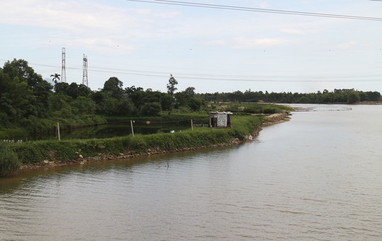 Đà Nẵng: Sông Cu Đê bị bóp nghẹt bởi hàng chục hồ nuôi tôm không phép - Ảnh 2.