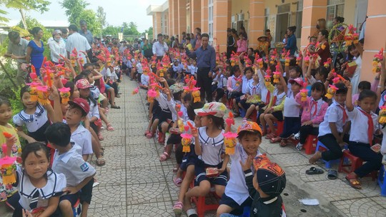 Báo Người Lao Động mang trung thu đến trẻ em nghèo Hậu Giang - Ảnh 14.