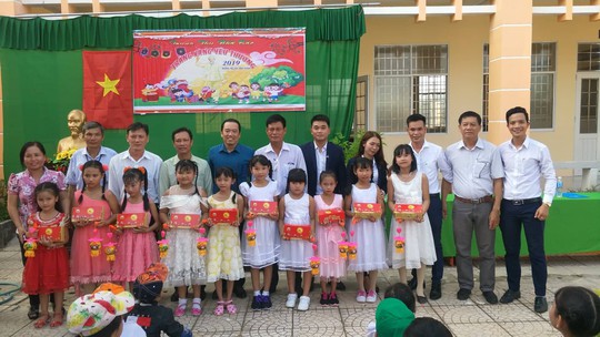 Báo Người Lao Động mang trung thu đến trẻ em nghèo Hậu Giang - Ảnh 10.