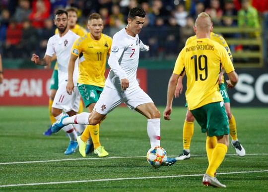 Ronaldo lập cú poker, Bồ Đào Nha vùi dập chủ nhà Lithuania - Ảnh 3.