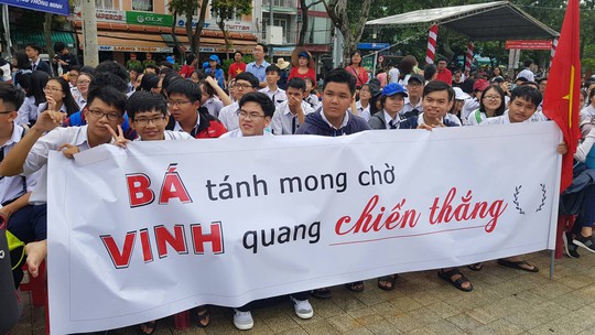 Giới trẻ Cần Thơ đội mưa cổ vũ Nguyễn Bá Vinh thi chung kết Đường lên đỉnh Olympia - Ảnh 13.