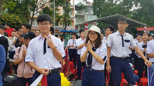 Giới trẻ Cần Thơ đội mưa cổ vũ Nguyễn Bá Vinh thi chung kết Đường lên đỉnh Olympia - Ảnh 7.
