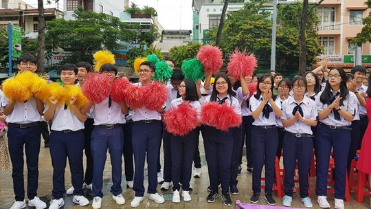 Giới trẻ Cần Thơ đội mưa cổ vũ Nguyễn Bá Vinh thi chung kết Đường lên đỉnh Olympia - Ảnh 11.
