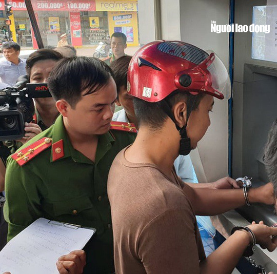 [Clip] Nhóm người Trung Quốc gắn thiết bị điện tử vào máy ATM đánh cắp mật khẩu, rút tiền - Ảnh 1.