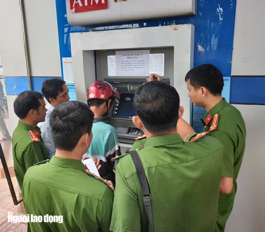 [Clip] Nhóm người Trung Quốc gắn thiết bị điện tử vào máy ATM đánh cắp mật khẩu, rút tiền - Ảnh 2.