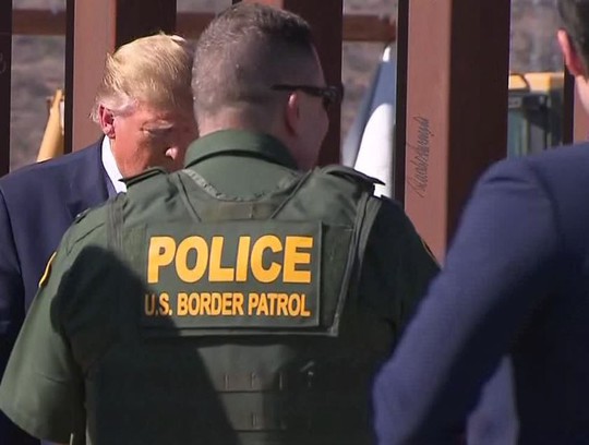 Ông Trump khoe chiên được trứng trên tường biên giới Mỹ-Mexico - Ảnh 1.