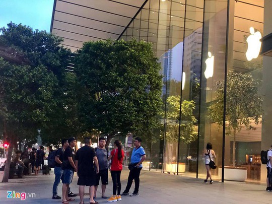 Người Việt xếp hàng trước 1 ngày ở Singapore chờ mở bán iPhone 11 - Ảnh 1.