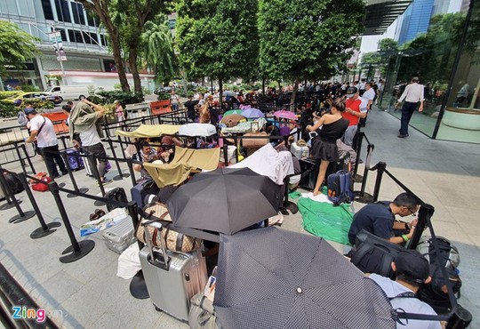 Người Việt xếp hàng trước 1 ngày ở Singapore chờ mở bán iPhone 11 - Ảnh 12.