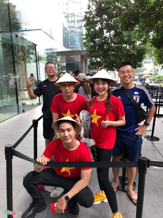 Người Việt xếp hàng trước 1 ngày ở Singapore chờ mở bán iPhone 11 - Ảnh 8.