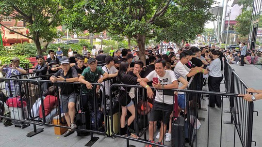 Người Việt xếp hàng trước 1 ngày ở Singapore chờ mở bán iPhone 11 - Ảnh 10.