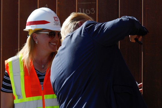 Ông Trump khoe chiên được trứng trên tường biên giới Mỹ-Mexico - Ảnh 2.