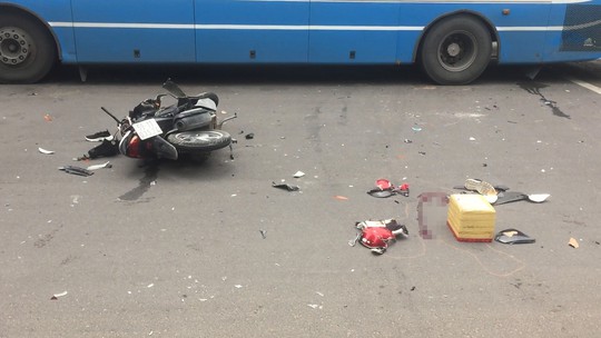 Nghi đuổi cướp, cô gái trẻ tông trúng xe buýt gục trên đường - Ảnh 1.