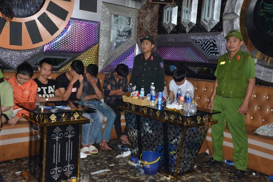 100 cảnh sát đột kích quán karaoke, phát hiện hàng chục đối tượng phê ma túy - Ảnh 1.
