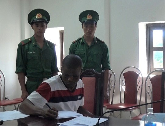 Bắt hai đối tượng quốc tịch Nigeria vận chuyển gần 15 kg ma túy đá vào Việt Nam - Ảnh 2.