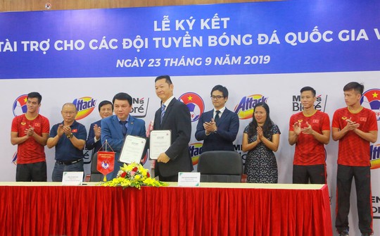 Bí mật số tiền của nhà tài trợ mới cho 3 đội tuyển bóng đá - Ảnh 2.