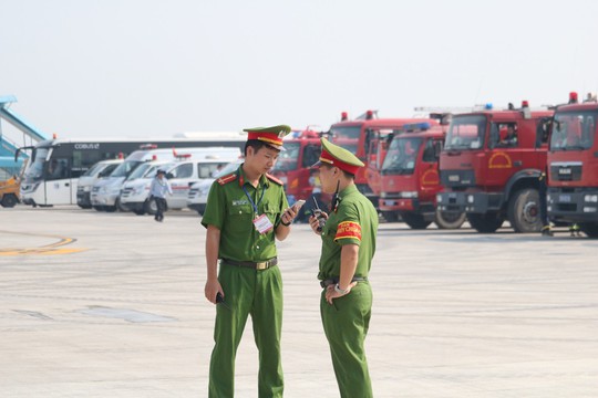 Cận cảnh tình huống máy bay hạ cánh khẩn cấp xuống Nội Bài khi gặp sự cố - Ảnh 4.
