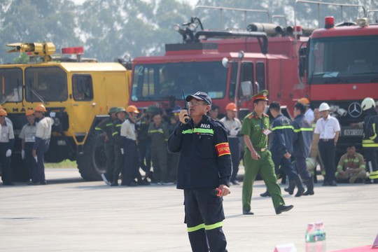 Cận cảnh tình huống máy bay hạ cánh khẩn cấp xuống Nội Bài khi gặp sự cố - Ảnh 5.