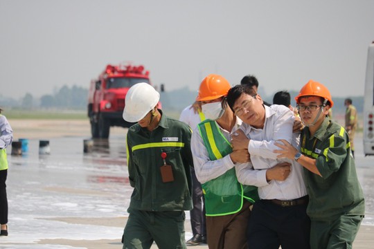 Cận cảnh tình huống máy bay hạ cánh khẩn cấp xuống Nội Bài khi gặp sự cố - Ảnh 15.