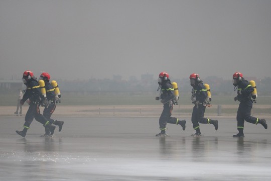 Cận cảnh tình huống máy bay hạ cánh khẩn cấp xuống Nội Bài khi gặp sự cố - Ảnh 13.